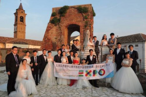 La Cina ha voglia d&rsquo;Italia, e l&rsquo;Expo &egrave; il ponte ideale per unire due mondi lontani: tra i padiglioni, cos&igrave;, pu&ograve; capitare di imbattersi in dodici giovani coppie di Shanghai che hanno deciso di sposarsi nel Padiglione Cina, brindando con l&rsquo;Asti Docg