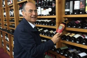 Cambio nella governance del Consorzio del Brunello di Montalcino: Stefano Cinelli, a capo di una delle aziende storiche del territorio, Fattoria dei Barbi, &egrave; vicepresidente. Sostituisce il dimissionario Andrea Machetti (ad Mastrojanni, gruppo Illy)