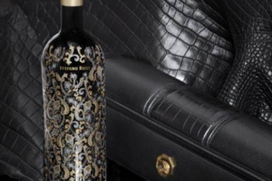 PER I MIEI 40 ANNI D&rsquo;ALTA MODA ... MI REGALO UN VINO! STEFANO RICCI, ALLA GUIDA DEL FAMOSO BRAND MADE IN ITALY, DEBUTTA CON IL SUO BLEND GRIFFATO (SELEZIONATO DA PINCHIORRI A TENUTA SETTE PONTI) NELLA PRIMA SFILATA/EVENTO AGLI UFFIZI A FIRENZE