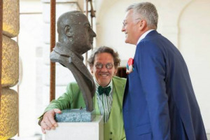 I territori del grande vino italiano continuano ad attirare investimenti da altri settori: a Montepulciano, nel cuore della Toscana, l&rsquo;imprenditore bresciano Stefano Sorlini (moda e aviazione) ha investito 10 milioni di euro per 21 ettari vitati