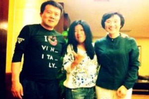 IL MERCATO DI CINA VUOL DIRE TANTI MERCATI DIVERSI. TRA QUESTI CE N&rsquo;&Egrave; UNO SCONOSCIUTISSIMO, MA RICCHISSIMO: &Egrave; QUELLO DELLA CITT&Agrave; DI DALIAN, CENTRO PETROLIFERO DA 7 MILIONI DI ABITANTI. CHE &ldquo;CHIAMA&rdquo; VINITALY PER FAR CRESCERE IL VINO ITALIANO