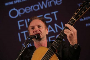 In un curioso esempio di co-branding enoico, la super-rockstar (e produttore con la sua tenuta toscana&ldquo;Il Palagio&rdquo;) Sting effettuer&agrave; un tour &ldquo;ibrido&rdquo;, con fiere di settore ad alternarsi agli stadi e palazzetti del suo &ldquo;57th & 9th World Tour&rdquo;