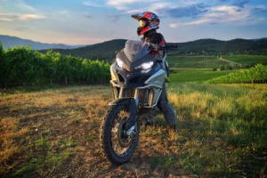 Vino & motori: i vigneti ed i terreni dello storico Castello di Nipozzano, una delle tenute pi&ugrave; prestigiose della griffe toscana Frescobaldi, che ha conquistato il campione del mondo Casey Stoner &ldquo;teatro&rdquo; dei corsi di guida &ldquo;off-road&rdquo; della Ducati