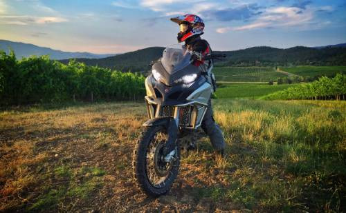 Il campione di motociclismo Casey Stoner sulla sua ducati tra i vigneti di Castello di Nipozzano di Frescobaldi
