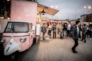 Lo street food è più che mai di tendenza, ma il mestiere non si improvvisa, e saper cucinare non basta. Ci vogliono passione e creatività, ma la “ricetta” riesce solo se c’è una base solida: per questo nasce la “StreetFoody Academy”