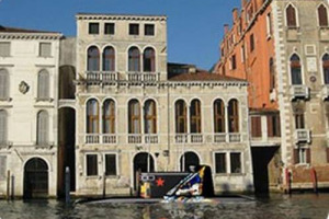 SOTTOMARINO MULTICOLOR FIRMATO ALEXANDER PONOMAREV SOLCA LE ACQUE DEL CANAL GRANDE, IN OMAGGIO AL RINASCIMENTO ITALIANO: I GRANDI VINI DELLA MARCA TREVIGIANA DELLA CANTINA CECCHETTO PROTAGONISTI DEL VARO DI &ldquo;SUBTIZIANO&rdquo; ALLA BIENNALE DI VENEZIA