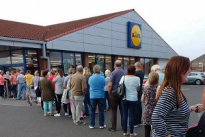 La passione per il vino pu&ograve; trasformare una svendita in una scena da film di zombi: &egrave; successo in Inghilterra, alla Lidl quando il manager ha annunciato che le bottiglie di Prosecco in offerta erano solo una cassa per cliente, interviene la Polizia