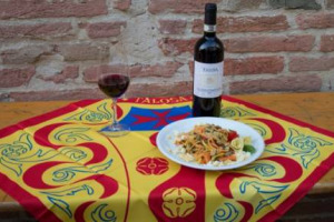 Grande vino & buona cucina uniti in nome dello storico Bravio delle Botti di Montepulciano: la contrada di Talosa vince &ldquo;A Tavola con il Nobile&rdquo; n. 13 del contest, ispirata ad Expo, con i &ldquo;Tagliolini giallo-rossi con verdure&rdquo;