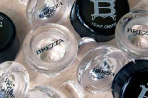 Barolo ancora protagonista dell&rsquo;innovazione nel mondo delle tappature: nel 2014 l&rsquo;apertura ai tappi alternativi al sughero, e dopo la prima chiusura sintetica sul mercato arriva il primo Barolo Docg, firmato Brezza, tappato con una chiusura in vetro