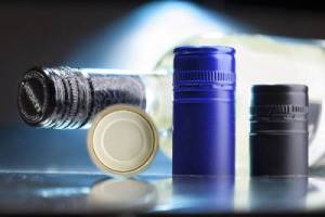 Sar&agrave; il tappo a vite il futuro del vino? C&rsquo;&egrave; chi ci crede, come il produttore di tappi bulgaro Herti, che lancia sul mercato un tappo in alluminio anche per spumanti. Si chiama &ldquo;Vinstar Smart&rdquo; e resiste a pressioni fino a 4 bar ...