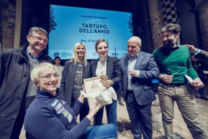 A Bebe Vio, la campionessa paralimpica e mondiale di fioretto individuale, oro a Rio de Janeiro 2016, il “Tartufo dell’Anno 2016” dell’Ente Fiera Internazionale di Alba, che destinerà i fondi dei regali natalizi alla sua associazione art4sport Onlus