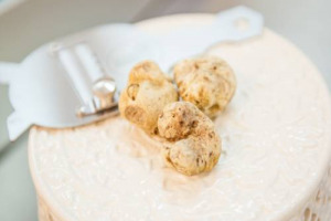 In un’annata da dimenticare difficilmente il tartufo bianco riuscirà a soddisfare i suoi estimatori: scarsissima quantità, incerta la qualità, con prezzi già adesso ben oltre 2.500 euro/kg. Cresce anche la richiesta di più cura per i suoi territori