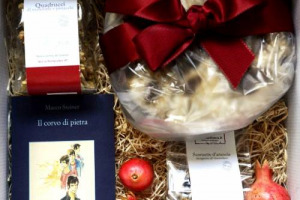 La Sicilia da mangiare, tra il panettone mandorlato e il cioccolato di Modica, e da leggere, nelle storie di Marco Steiner, Marco Malvaldi, e non solo, nel più classico dei cesti di Natale: è l’idea di Natura in Tasca by Tasca d’Almerita con Sellerio