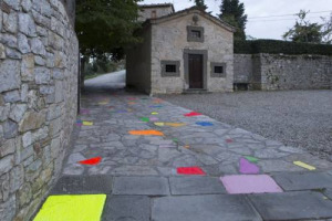 &Egrave; LA N. 12, E PORTA I COLORI D&rsquo;AFRICA NEL CUORE DEL CHIANTI CLASSICO: ECCO LA NUOVA INSTALLAZIONE PERMANENTE FIRMATA DAL CAMERUNENSE PASCALE MARTHINE TAYOU, NEL PROGETTO &ldquo;CASTELLO DI AMA PER L&rsquo;ARTE CONTEMPORANEA&rdquo; DELLE GRIFFE DEL GALLO NERO