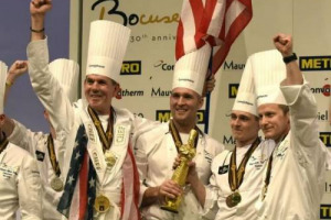 Clamoroso a Lione: il team di chef degli Usa, composto da Mathew Peters e Harrison Turone vince, per la prima volta in assoluto, il “Bocuse d’Or”, l’Olimpiade dell’alta cucina mondiale nata nel 1987. Italia ancora fuori dalla finale