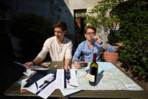 Una 500 del 1970 e bagaglio leggero per un giro d&rsquo;Italia di 3 mesi alla scoperta dei territori del vino del Belpaese da raccontare sui social: &egrave; partito oggi il &ldquo;Team Vino 500&rdquo;, di Alexis de Lapeyriere e Lloyd Chopard Lallier, studenti della Bocconi