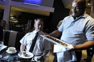 SE DA NOI I DETENUTI PRODUCONO DOLCI E VINO, IN GRAN BRETAGNA I PENITENZIARI DIVENTANO RISTORANTI APERTI AL PUBBLICO. I “THE CLINK RESTAURANT” SONO GIÀ 3, SI MANGIA CON LE POSATE DI PLASTICA E DOPO CONTROLLI E METAL DETECTOR: E A LONDRA È GIÀ MODA