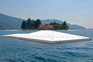 L&rsquo;attesa &egrave; finita, domani si alza il sipario su &ldquo;The Floating Piers&rdquo;, l&rsquo;attesa opera di Christo: uno spettacolare camminamento di 4 km, sul Lago d&rsquo;Iseo, nel cuore della Franciacorta, che collegher&agrave; Sulzano a Monte Isola e all&rsquo;isolotto di San Paolo
