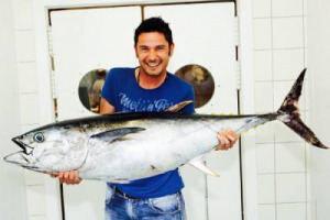 Per chi non sa che pesci prendere quest’estate nel “mare” dei programmi Rai arriva “Un Pesce di Nome Tinto!”: dalla creatività degli istrionici conduttori di “Decanter” Fede & Tinto una trasmissione coast to coast per (ri)conoscere il pesce e il mare