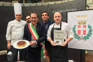 Tiramisù Day, a Fico decretata la paternità del dolce più amato d’Italia: la sfida la vince la squadra di chef trevigiani, ma i sindaci di Treviso e Tolmezzo siglano la pace, proponendo la sfida ogni anno per valorizzare la tradizione del tiramisù