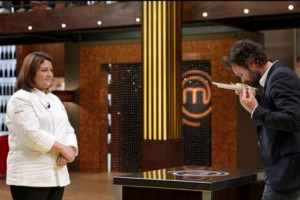 MASTERCHEF HA UNA NUOVA REGINA: TIZIANA STEFANELLI, L’“AVVOCATO” ROMANO CHE NELLA SFIDA FINALE, CON UN MENU CAPACE DI ESALTARE I SAPORI DELLA TRADIZIONE SENZA SCADERE NEL BANALE, HA SAPUTO BATTERE LA CONCORRENZA DEL PITTORE MAURIZIO ROSAZZA PRIN