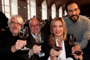 IL CASTELLO DI BAROLO SI RIEMPIE DI STELLE: DEL VINO E NON SOLO. ALL&rsquo;ASTA DEL 13 MARZO, IN DIRETTA CON HONG KONG E SINGAPORE, BATTUTI 40.000 EURO. SUL PALCO, NOMI D&rsquo;ECCELLENZA: DAL DUO RASPELLI-SUCKLING A RICKY TOGNAZZI E SIMONA IZZO