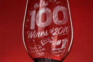 Tanta Italia nella &ldquo;The Enthusiast 100&rdquo; 2016, il meglio del meglio dei 22.000 vini degustati da &ldquo;Wine Enthusiast&rdquo;. 16 etichette dal Belpaese, Sicilia in testa con 5 (come il Piemonte) grazie all&rsquo;Etna, anche sul podio (n. 3) con il Benanti 2014 Rosso