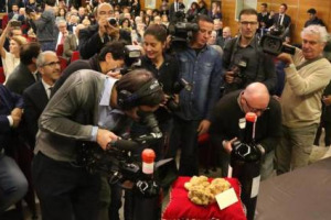 75.000 euro per tre tartufi bianchi “gemelli” da 850 grammi: il top lot dell’Asta Mondiale del Tartufo Bianco d’Alba, andato ad Hong Kong. 370.000 raccolti in totale. Stagione avara ma di qualità, con quotazioni a 6.000 euro al kg in tutta Italia