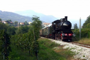 &ldquo;SIGNORI, IN CARROZZA!&rdquo;. QUANDO I VINI ITALIANI VIAGGIAVANO SUI VAGONI MERCI TRAINATI DALLE LOCOMOTIVE. LA &ldquo;GIORNATA NAZIONALE DELLE FERROVIE DIMENTICATE&rdquo; RIEVOCA LE ANTICHE TRATTE DEL VINO. COME LA NOTO-PACHINO, LA VIA DEI VINI DELLA VAL DI NOTO