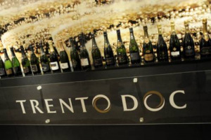 IL TRENTODOC SFILA A &ldquo;BOLLICINE SU TRENTO&rdquo;: LA &ldquo;FRIZZANTE&rdquo; KERMESSE, TRA LE PI&Ugrave; ATTESE IN ITALIA, TRA DEGUSTAZIONI, INCONTRI, LABORATORI ENOGASTRONOMICI, RICERCATI MENU E MUSICA JAZZ, DI SCENA, A TRENTO, DAL 24 NOVEMBRE ALL&rsquo;11 DICEMBRE