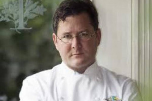 LO CHEF STELLATO DI CHICAGO, CHARLIE TROTTER, CITATO IN GIUDIZIO PER LA VENDITA DI UNA FALSA MAGNUM DI ROMANÉE-CONTI. LA BOTTIGLIA DEL 1945 ERA STATA ACQUISTATA DA UNA COPPIA DI COLLEZIONISTI PER 30.000 STERLINE