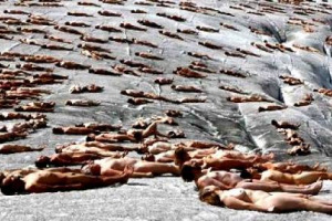 &ldquo;TUTTI NUDI PER SALVARE IL VINO FRANCESE&rdquo;: E&rsquo; LA PERFORMANCE-DENUNCIA FIRMATA DALL&rsquo;ARTISTA AMERICANO SPENCER TUNICK, PROMOSSA DA GREENPEACE PER SALVARE I VIGNETI DI FRANCIA DAI CAMBIAMENTI CLIMATICI
