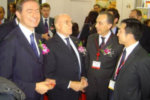 SHANGHAI: OLTRE 1 MILIONE I CURIOSI IN “EXPO ITALIA”. MA SE IL VINO “MADE IN ITALY” E’ CONSIDERATO UNO STATUS SYMBOL, LE ETICHETTE DEL BELPAESE SONO ANCORA POCO CONOSCIUTE DAI CINESI. FABIO CARLESI (ENOTECA ITALIANA): “FARE SCUOLA DI VINO ITALIANO”