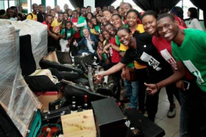 Il vino riesce, a volte, a regalare un sorriso in tutte le parti del mondo. Anche ai ragazzi di Maputo, che hanno ricevuto 240 strumenti musicali restaurati destinati alle istituzioni del Mozambico, da Music Fund e con il sostegno di Valle dell&rsquo;Acate