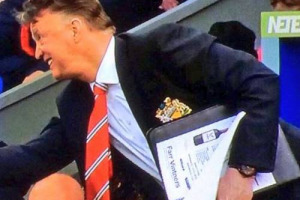 Sir Alex Ferguson &egrave; stato un grande allenatore di calcio, ma anche un vero wine lover. Passione che, con la panchina del Manchester United, sembra aver ereditato Van Gaal, pizzicato con le brochure del wine merchant Farr Vintner al posto degli schemi