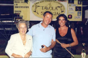 LA MODA DEL CIBO-VINO IN SPIAGGIA PARTE DALLA VERSILIA. &#8220;SFIDA ALL&#8217;ULTIMO PIATTO&#8221; TRA VIP (IN GIURIA ANCHE SIRIO MACCIONI): AI FORNELLI A PREPARARE PIATTI DA ABBINARE POI AD OTTIME ETICHETTE