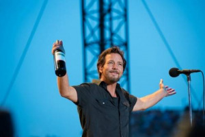 I WINE LOVERS CHE NON TI ASPETTI: I PEARL JAM, DOPO VENT&rsquo;ANNI DI CARRIERA E DECINE DI MILIONI DI ALBUM VENDUTI SI SCOPRONO, INVOLONTARIAMENTE, LO SPOT MIGLIORE PER IL ROERO. GALEOTTA UNA FOTO PUBBLICATA DA &ldquo;ROLLING STONES&rdquo; ...