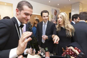 &Egrave; tempo della raccolta delle uve pi&ugrave; trendy d&rsquo;Italia, dove vino e moda, icone del made in Italy, con le loro pi&ugrave; celebri griffe, si incontrano per la gioia dei &ldquo;Wine & Fashion victim&rdquo;: dal 5 ottobre, c&rsquo;&egrave; &ldquo;La Vendemmia&rdquo; in Via Montenapoleone, a Milano
