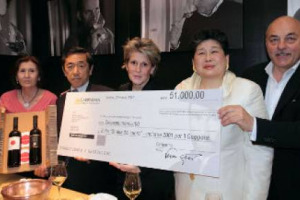 DIECI ANNI CI SONO VOLUTI PER AVERLO, POI, UN ANNO FA, LE IMMAGINI DEL TERREMOTO IN GIAPPONE HANNO CAMBIATO TUTTO: UN ANNO DOPO GIANNI E ORNELLA VENICA HANNO CONSEGNATO L&rsquo;ASSEGNO AL CONSOLE GENERALE DEL GIAPPONE JOMORI