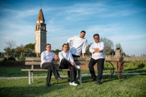 Otto mani per una cucina unica: quattro giovani chef (Sabina Joksimovic, Andrea Asoli, Michelangelo D’Oria e Serena Baiano) ad interpretare le ricette ed i sapori della Venezia Nativa a Venissa, tenuta della famiglia Bisol, a Mazzorbo Burano