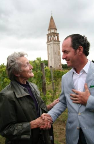 Oggi vendemmia a Venissa: il governatore Zaia con Lady Clark, Ambasciatrice della cultura del Veneto.jpg