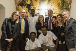 San Gimignano apre le porte ai migranti: ecco l&rsquo;accordo tra Consorzio della Vernaccia e l&rsquo;Associazione Differenze Culturali e Non Violenza per un progetto di avvicinamento al mondo della viticoltura rivolto ai richiedenti asilo accolti nel territorio