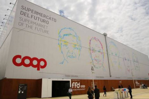 Un “graffitaro robotizzato”, che disegna sulle pareti il volto stilizzato dei sei consumatori-tipo del Future Food District, il supermercato del futuro realizzato da Coop Italia a Expo: ecco “Vertical Plotter”, progettato con l’architetto Carlo Ratti