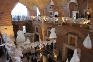 L’abito Armani con bambù, il “Grand sac” Chez Dèdè dipinto con colori alimentari, l’“Abito del Pane” di Gattinoni, scarpe Ferragamo in pelle di dentice: ecco la mostra “L’Eleganza del Cibo” attorno ad un “Vigneto Incantato” ai Mercati Traianei a Roma