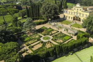 Villa Antinori, appartenuta ad una delle grandi famiglie toscane del vino nell&rsquo;Ottocento, &egrave; in vendita. Piero Antinori: &ldquo;non &egrave; una cosa alla quale abbiamo pensato ... Forse se ci fosse stato un vigneto nel Chianti Classico ...&rdquo;