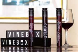 Scoprire i grandi vini di tutto il mondo senza svenarsi: ecco la sfida di &ldquo;Vinebox&rdquo;, a met&agrave; tra la community ed il portale di e-commerce: tre &ldquo;assaggi&rdquo; al mese per 35 dollari, e se il vino conquista il wine lover, basta un click per acquistarlo