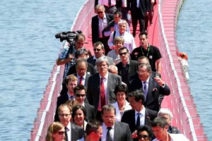 Vinexpo, il vino non &egrave; solo nel bicchiere: a Bordeaux (dal 18 al 21 giugno) buyer ed espositori da tutto il mondo, ma al centro ci saranno anche le conferenze sui grandi temi di attualit&agrave;, dai cambiamenti climatici agli effetti della Brexit