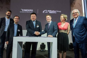 Dopo l&rsquo;Italia, la Francia: a Vinexpo (da oggi al 21 giugno, a Bordeaux) il gigante dell&rsquo;e-commerce di Cina, Alibaba, firma un accordo di collaborazione di quattro anni con la filiera del vino francese, dagli aspetti commerciali a quelli promozionali