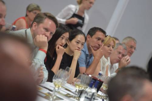 Tanti palati da ogni angolo del pianeta ad assaggiare i vini di tutto il mondo a Vinexpo