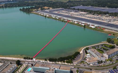 La celebre passerella di Vinexpo a Bordeaux, simbolo di una fiera che vuole essere ponte tra produttori e mercati del mondo